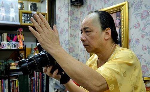 这个香港人自称清朝皇室后代,留辫子当王爷,拒绝娶汉族女子_爱新觉罗