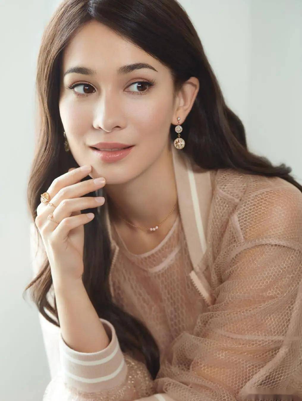 38岁卢靖珊丰腴身材曝光,美貌才华兼具,魅力四溢!