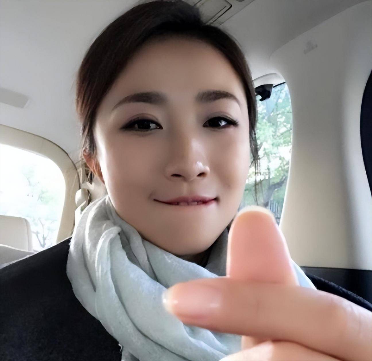 孙红雷老婆真丰满,礼服大开叉凹凸感十足,转身"蜜桃臀"太招摇