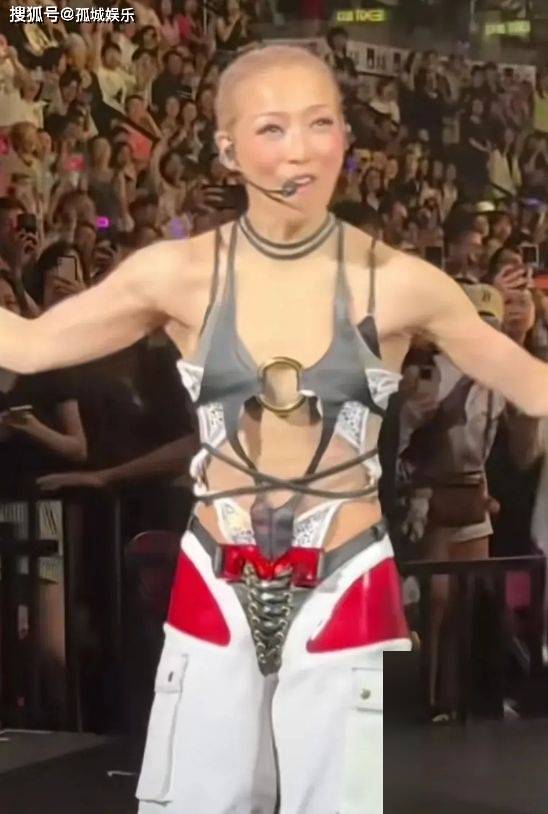 原创            51岁郑秀文演唱会造型引热议！裤衩外穿，网友：得罪了多少造型师-郑秀文值得演唱会视频