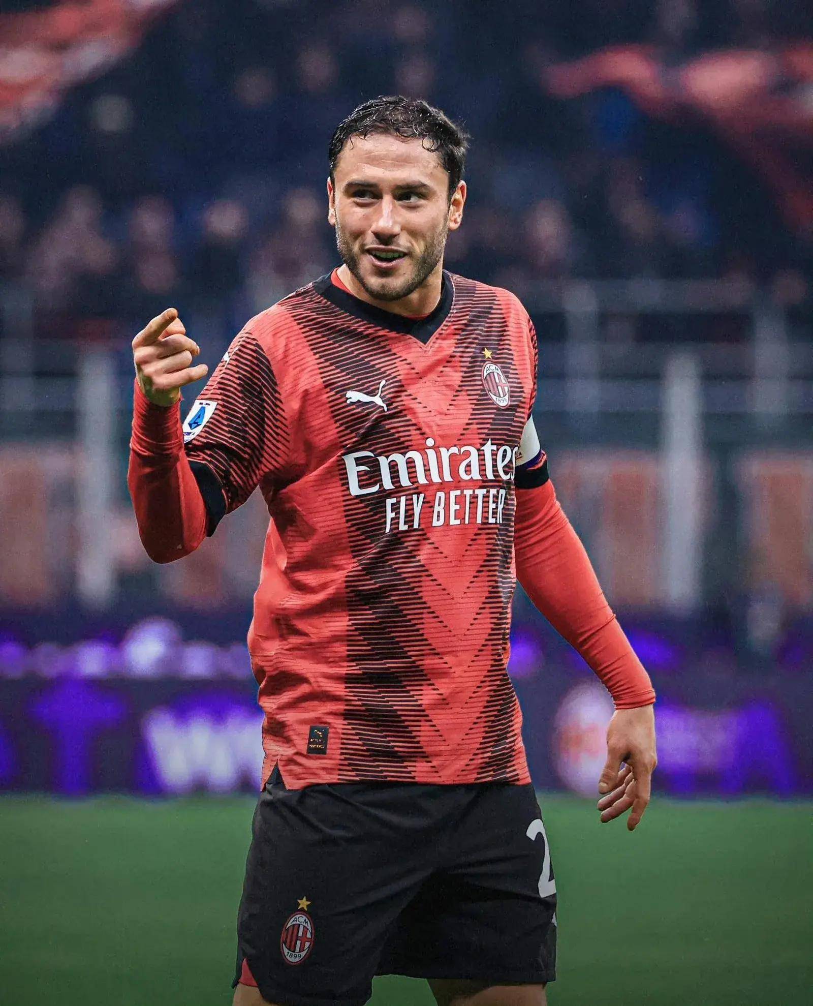 队长危!ac米兰右后卫扶正卡卢卢,后防线夏窗或出3进1