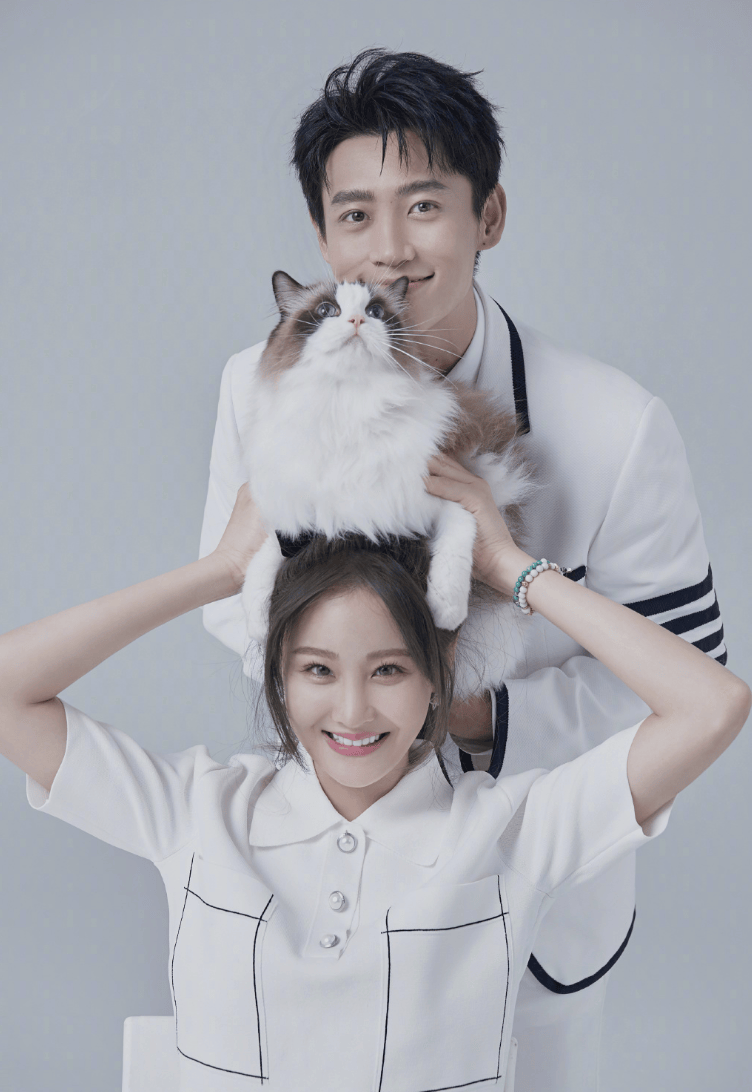 魏晨首晒孩子背影照,14个月小橙子坐在爸爸肩上看风景;萌态十足