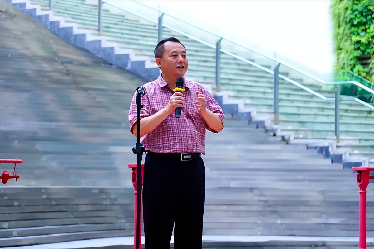 悦来美术馆常务副馆长 李波展览现场"重庆艺术家档案——陈安健"展览