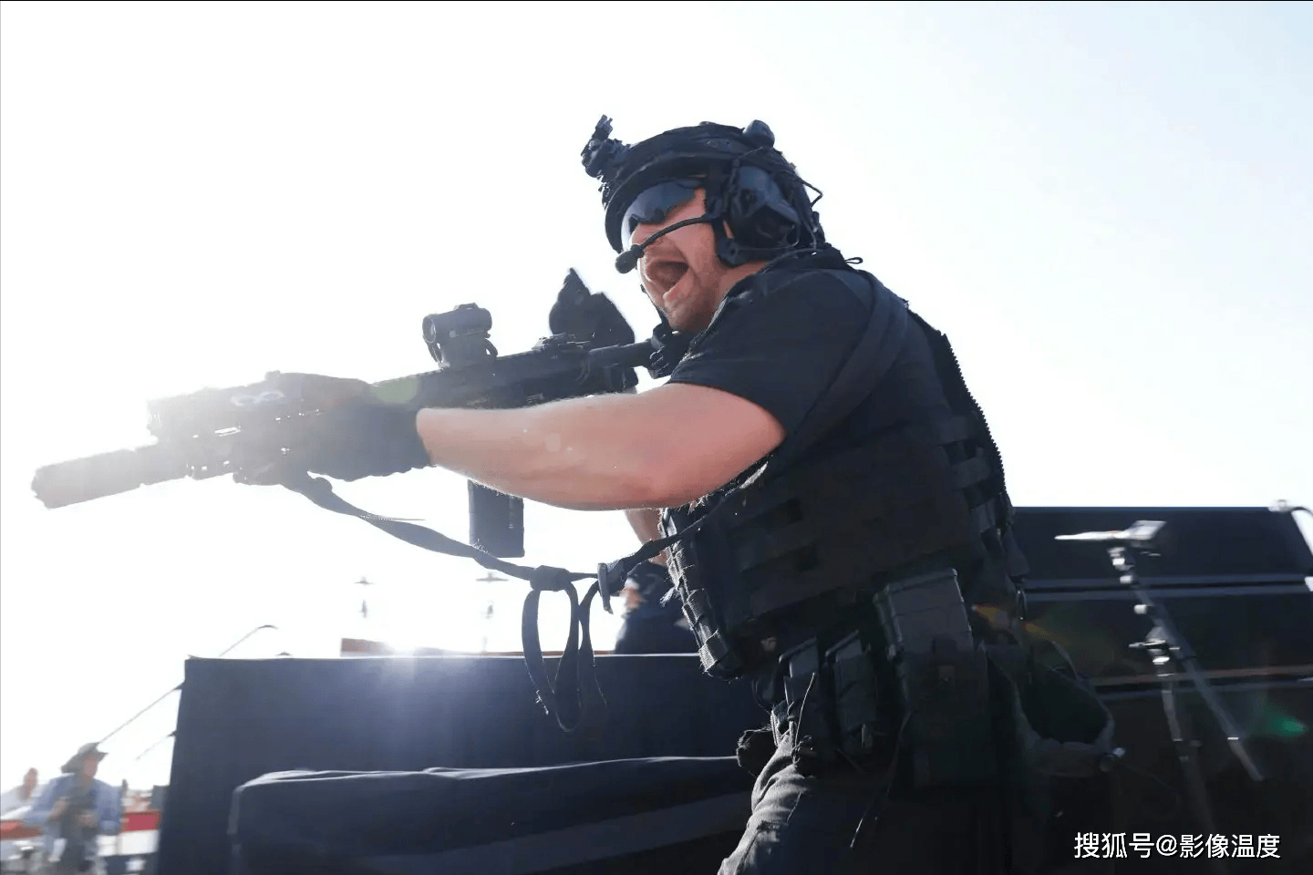 太酷!特朗普遇刺现场图集:8位保镖现身了,美女保镖最帅最忠诚