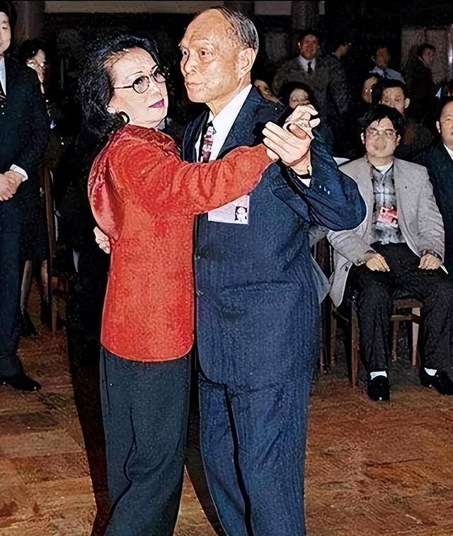 冯坚妮:离异带娃仍能嫁进豪门,被霍英东宠了52年,最后分得50亿