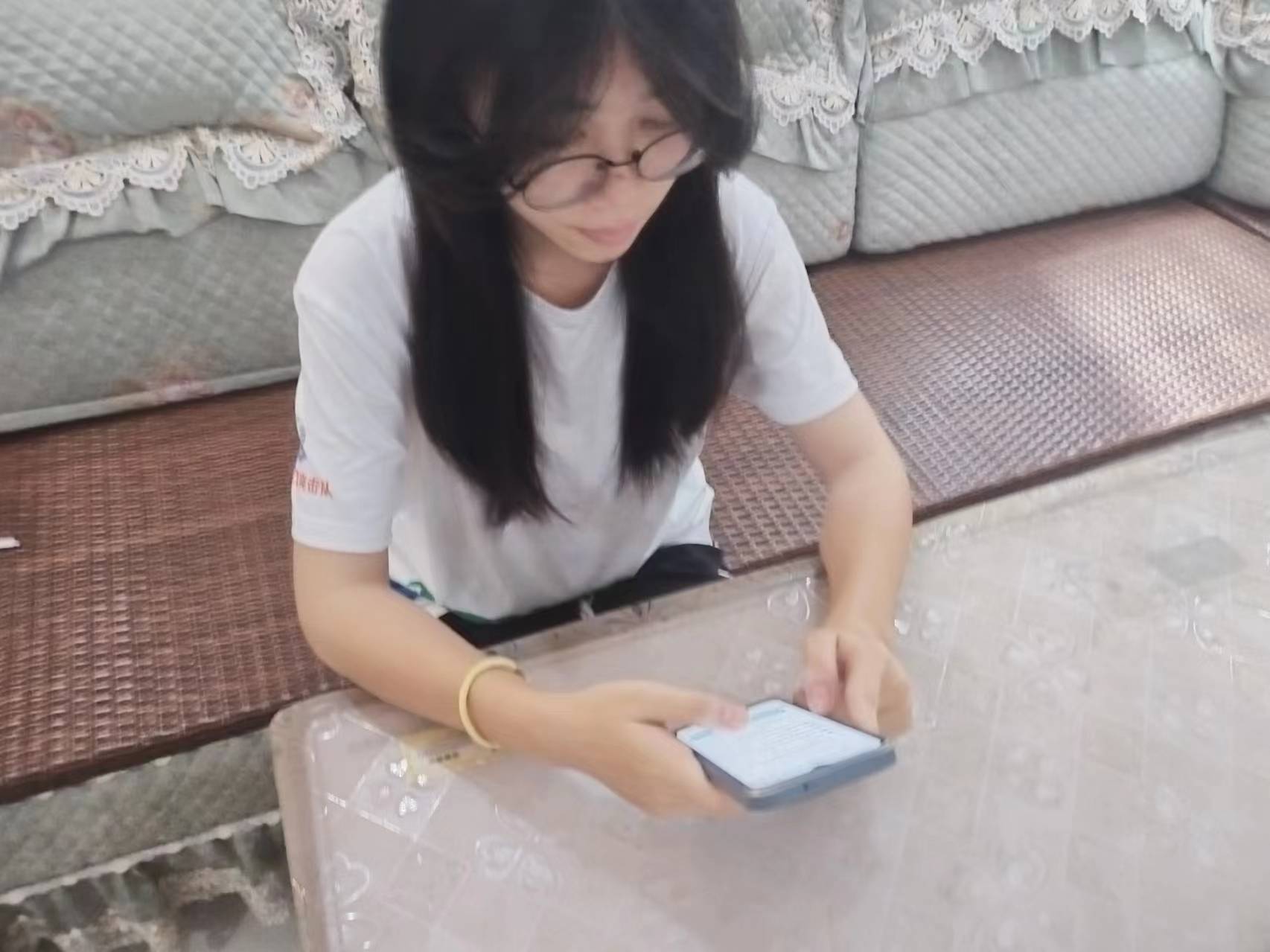 实践队队员正在做调查问卷(刘学摄)实践队成员们充分利用网络资源