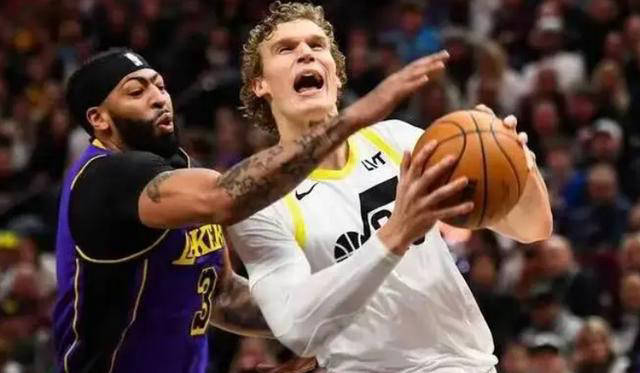 具体来说,快船愿意以曼恩,科菲以及一枚珍贵的首轮选秀权和一枚次轮