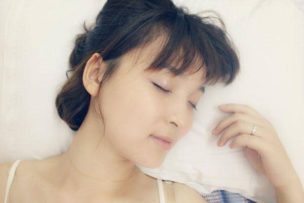 女人睡觉时,保持两腿分开,坚持下来,会有什么好事发生?