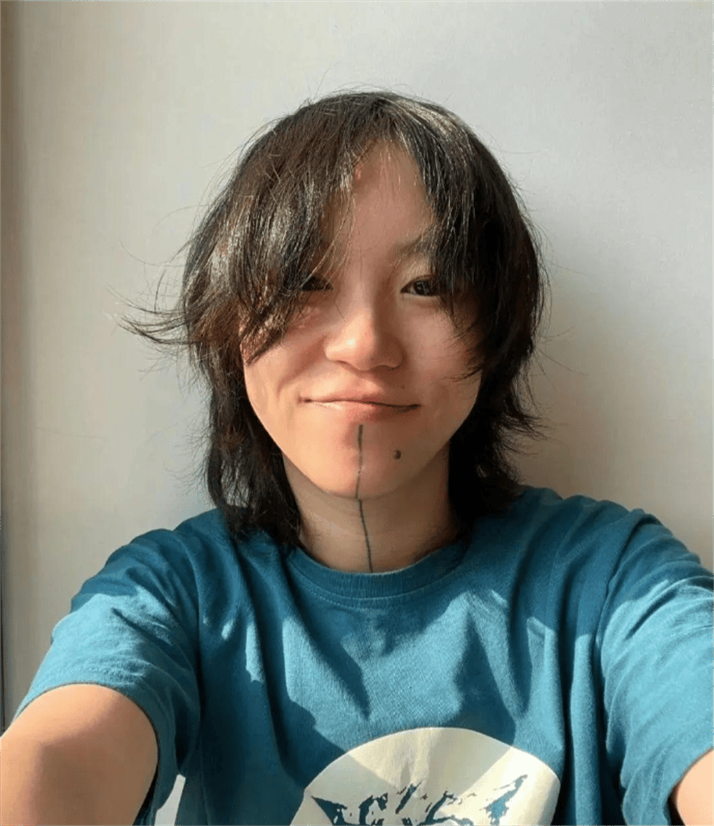 17岁李嫣大方晒正脸照,穿着大胆不符合年纪,颜值气质出众像王菲