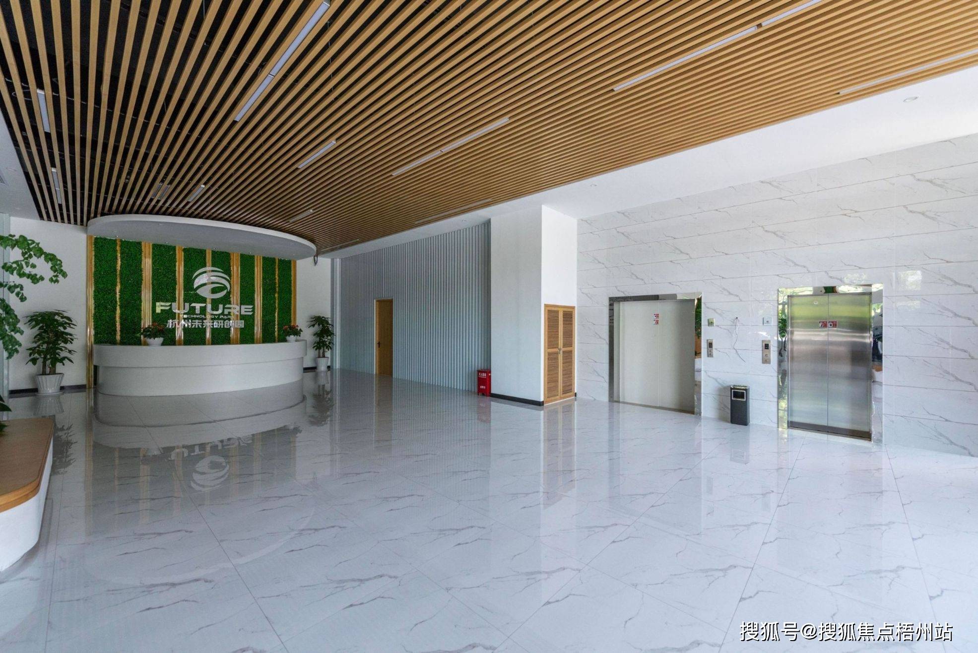 项目总建筑面积近50000㎡,由1栋"u"型办公楼(6层),1 栋3 层综合配套楼