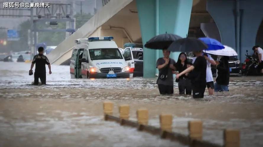 河南女子醒来发现屋子被淹床在漂_雨水_地方_洪水