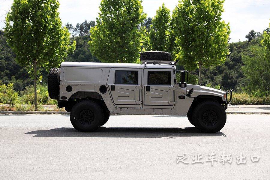 银灰色猛士2050b越野车展示