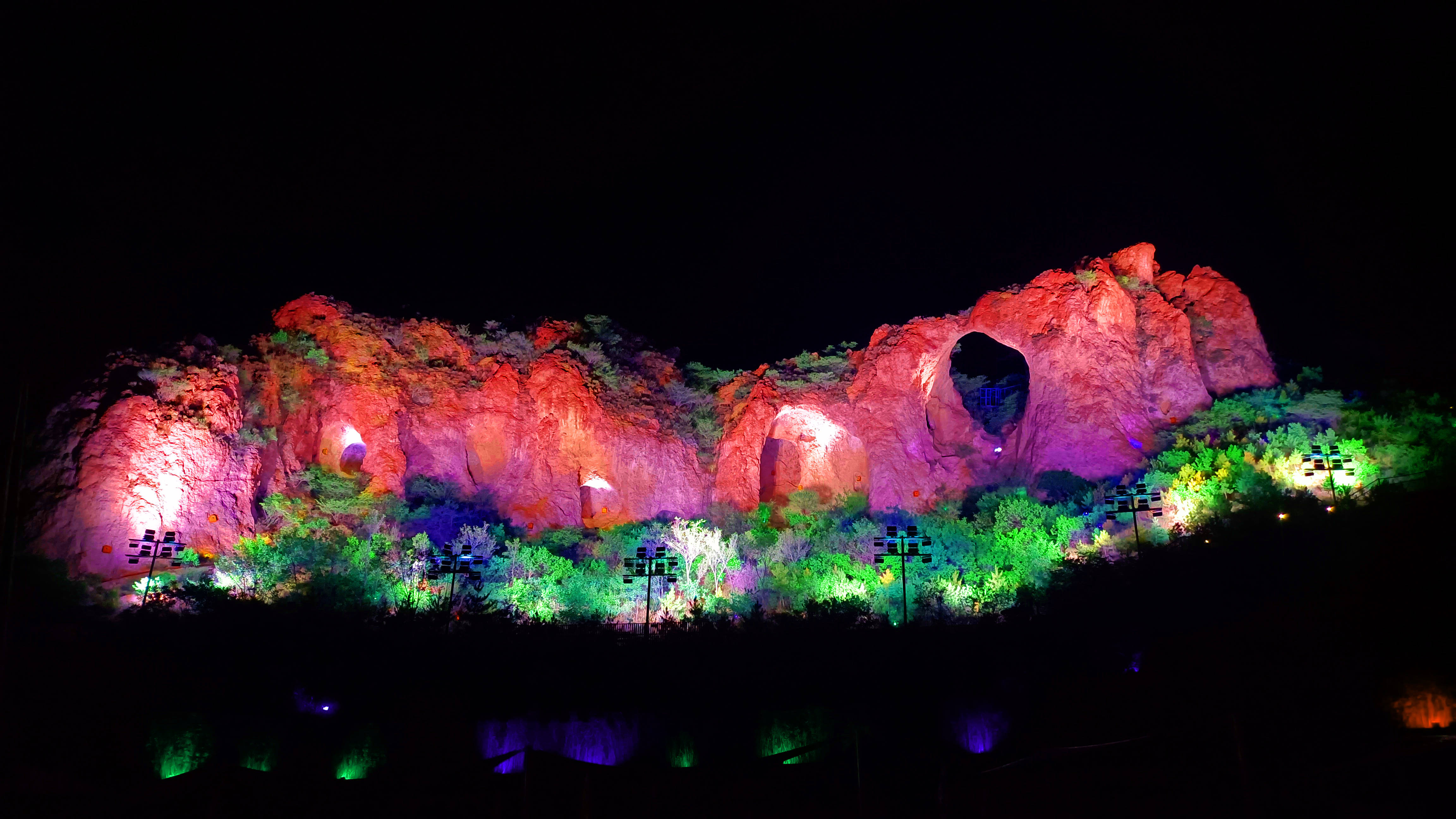 凤凰飞天檀邑十八洞山体灯光秀燃爆首演之夜