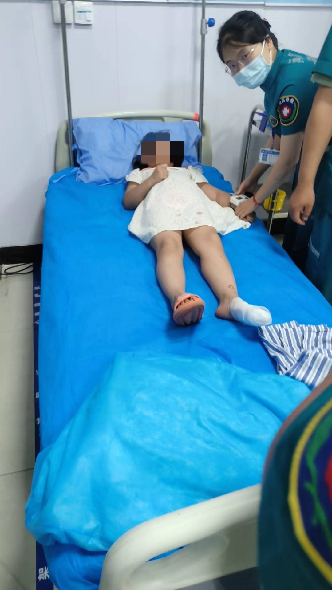 "宝贝别怕 有叔叔在"小女孩车祸脚指断离 交警紧急送医