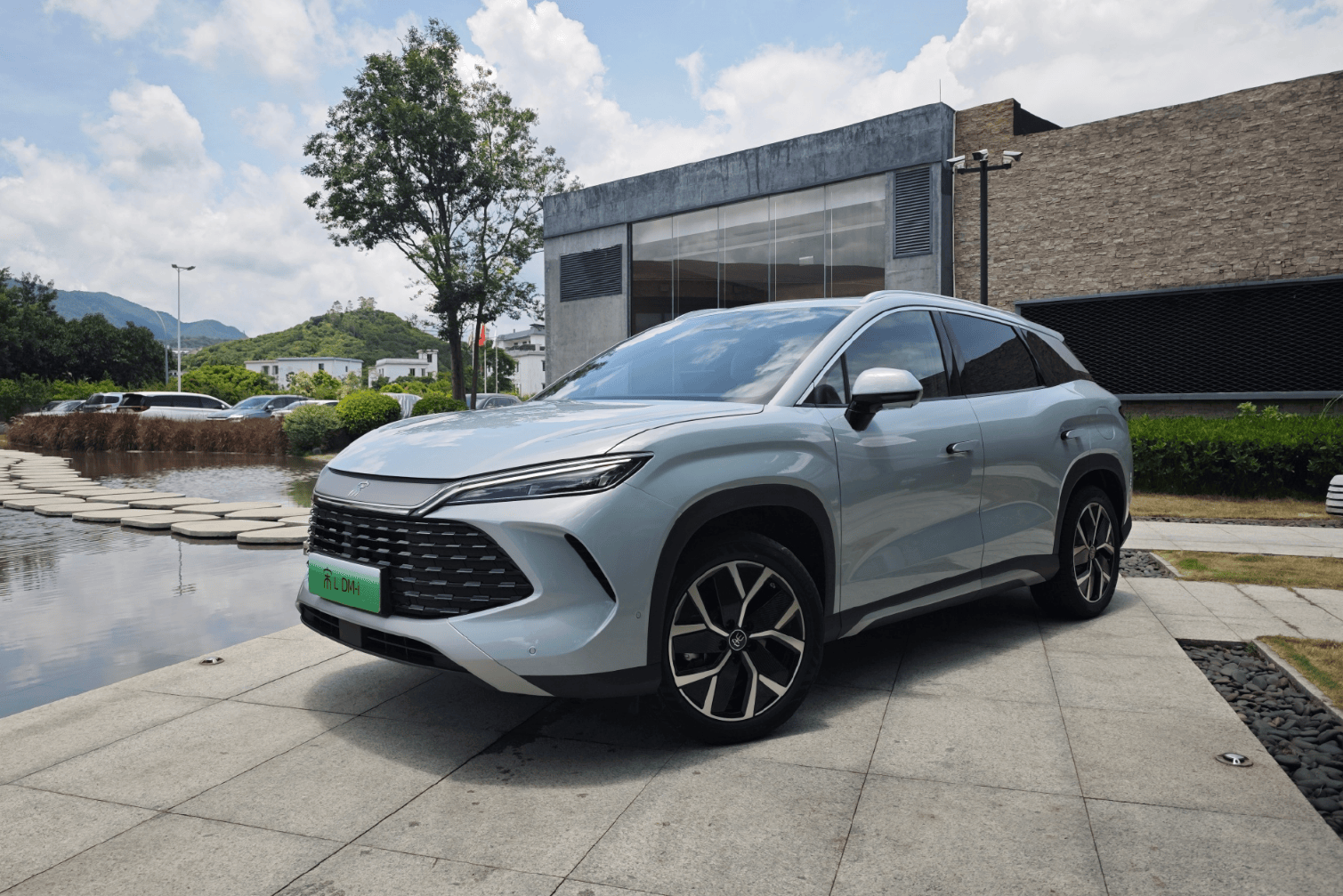 比亚迪宋l dm-i实车现身,长近4米8配燕飞利仕音响,搭五代dm技术