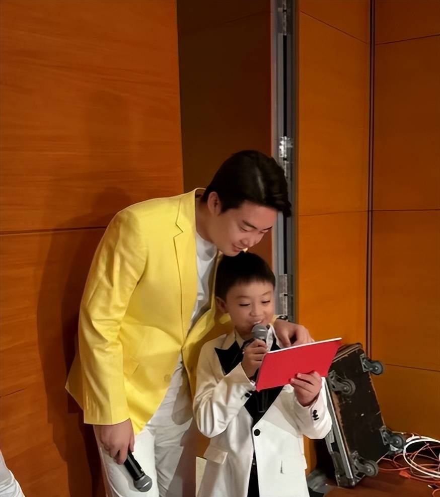 张英席:出道即巅峰,儿子的主持首秀竟是美国华盛顿的国际大舞台