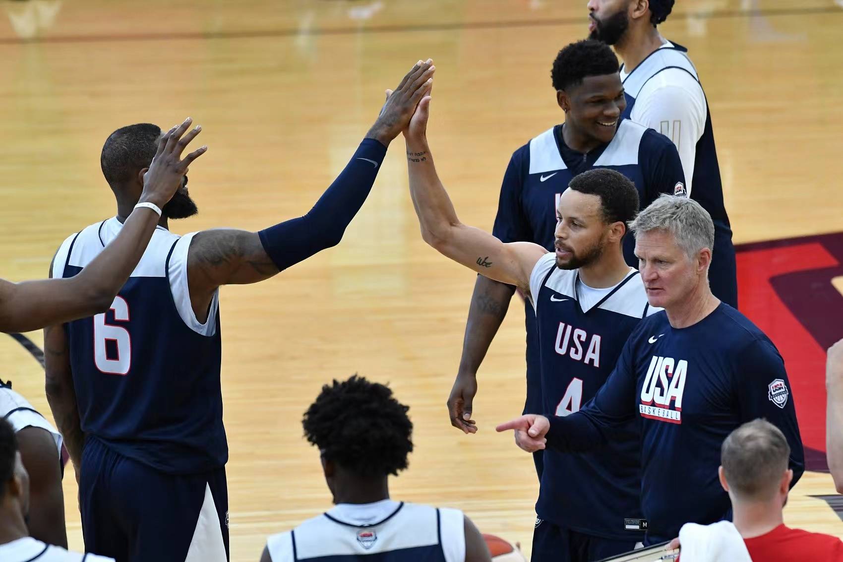 库里24分,美国男篮26分大胜,浓眉6封盖,约基奇独木难支