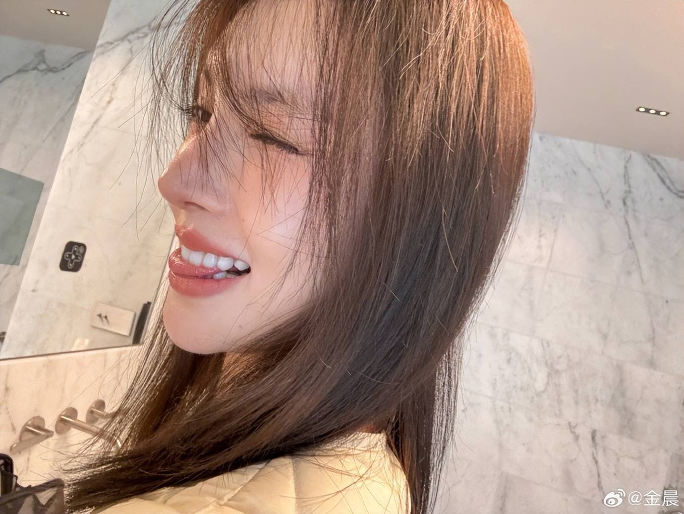 金晨自拍大变样,撞脸姚晨网友直呼难认出,被调侃脸总在变_本人_嘴巴