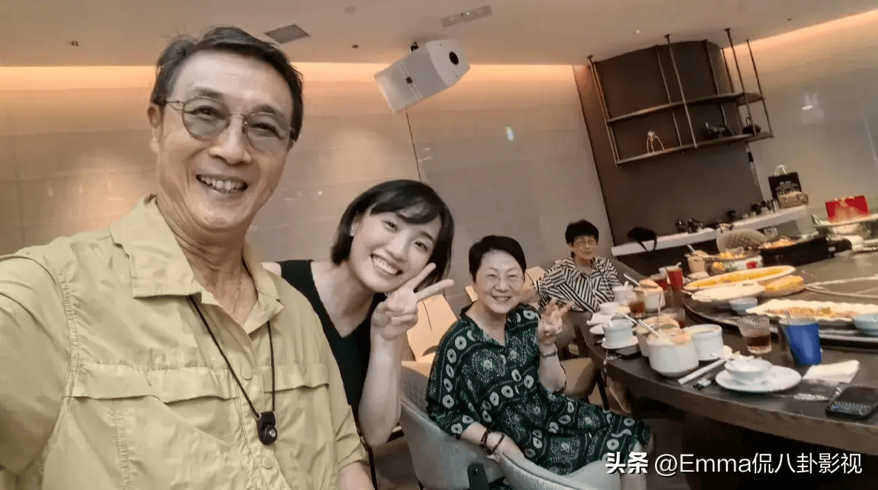 胡歌老婆首次公开出镜,黑色短发难挡清纯气质,情侣装最萌身高差