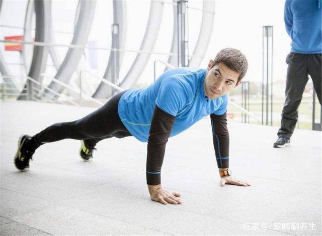 男人坚持做"俯卧撑",一段时间后,可能3个好处"收入囊中"