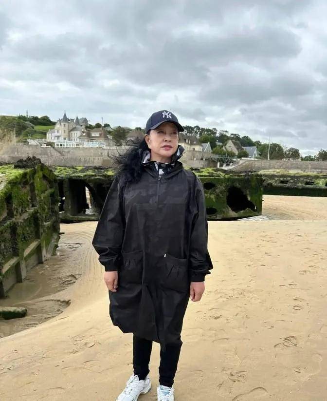 刘晓庆开荒种地脸没化妆也没修图,她终于像个真实老奶奶,开怀大笑反倒