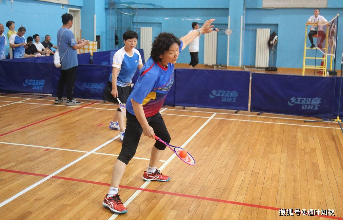 第八届北京柔力球公开赛挥拍 500余名爱好者参加了比赛_体育馆_运动