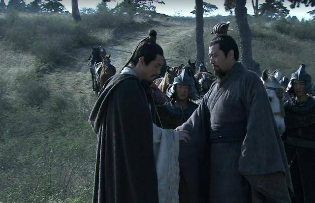 其实不是因为他的母亲,而是发现了刘备的秘密