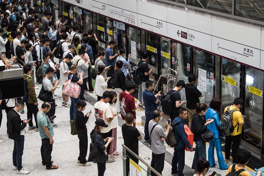 "在罗湖北站坐地铁,原来早高峰出站人多拥挤,现在刷卡以后就可以直接