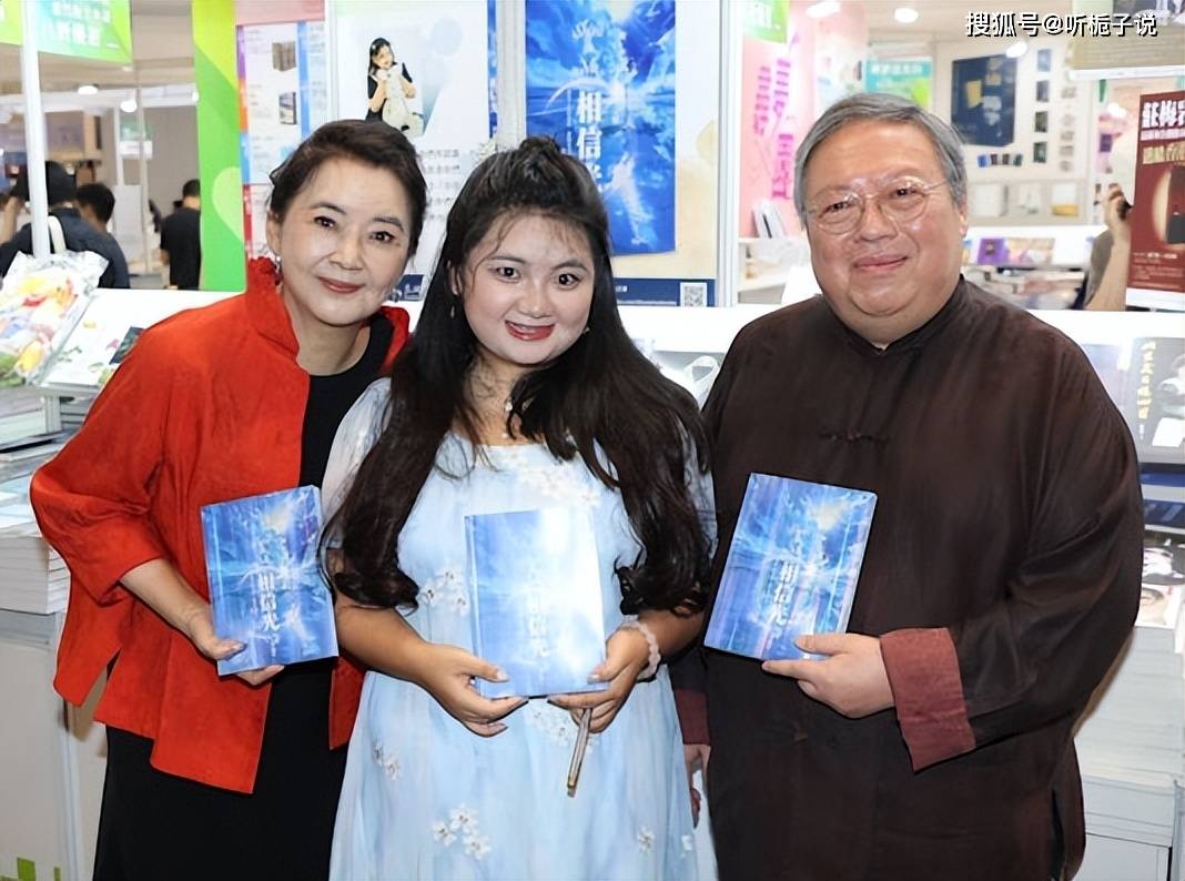 66岁胡慧中之女新书发布!何志平罕见露面,98岁婆婆现身鼎力支持