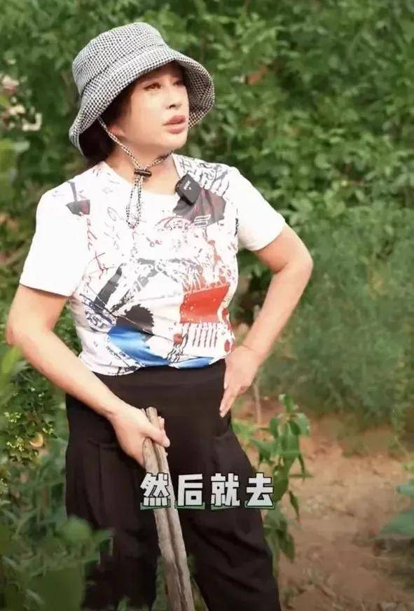 刘晓庆开荒种地脸没化妆也没修图,她终于像个真实老奶奶,开怀大笑反倒