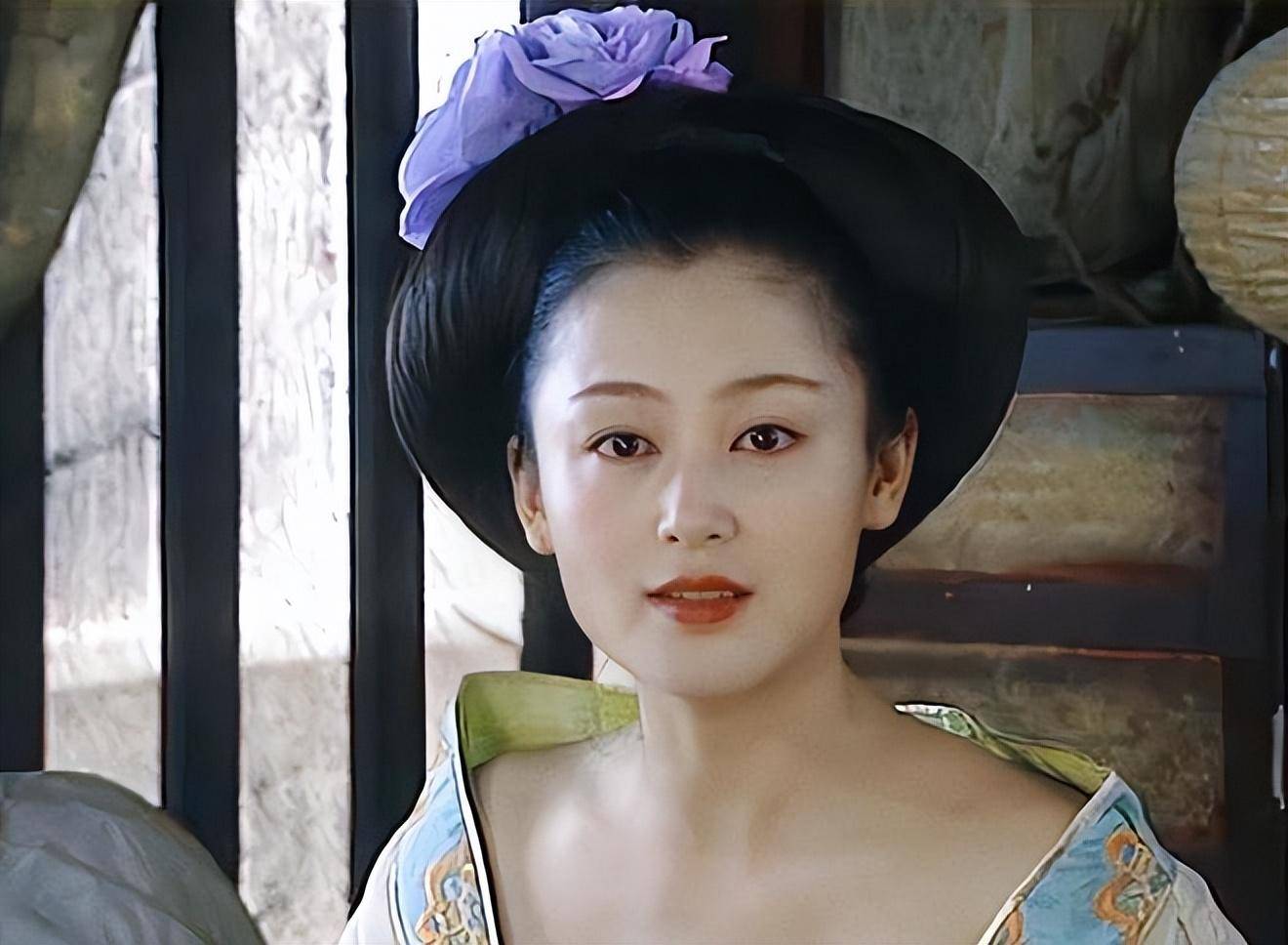 陈红1998年出演《射雕英雄传》中的反派李莫愁,2000年又出演李少红