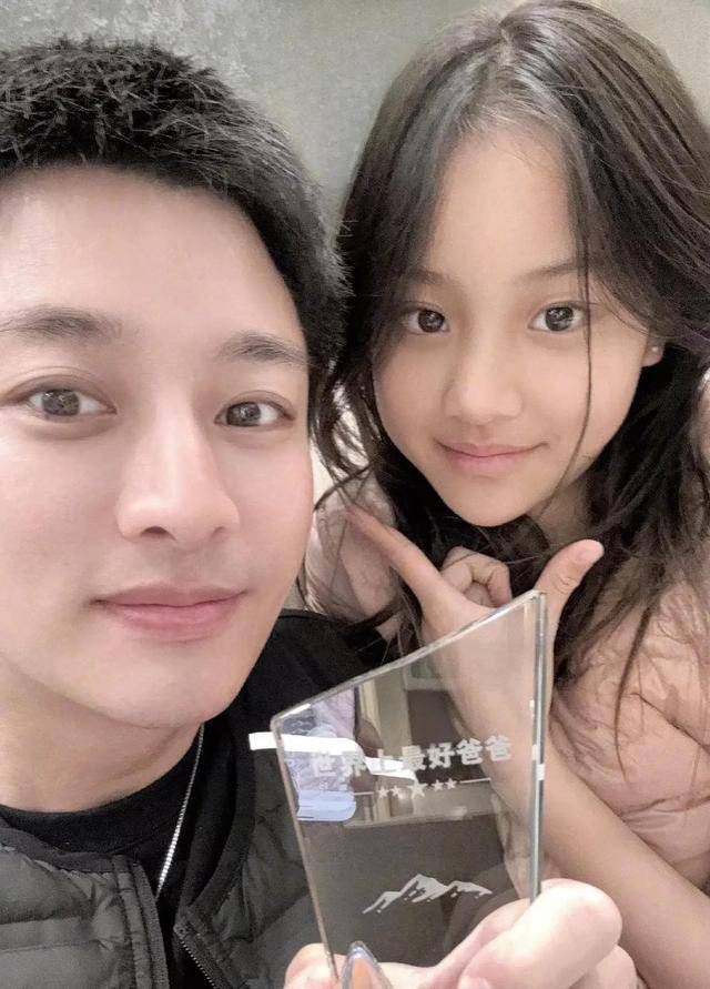 贾乃亮带甜馨回哈尔滨,两人一起去路边摊购物,爷爷白发很抢镜