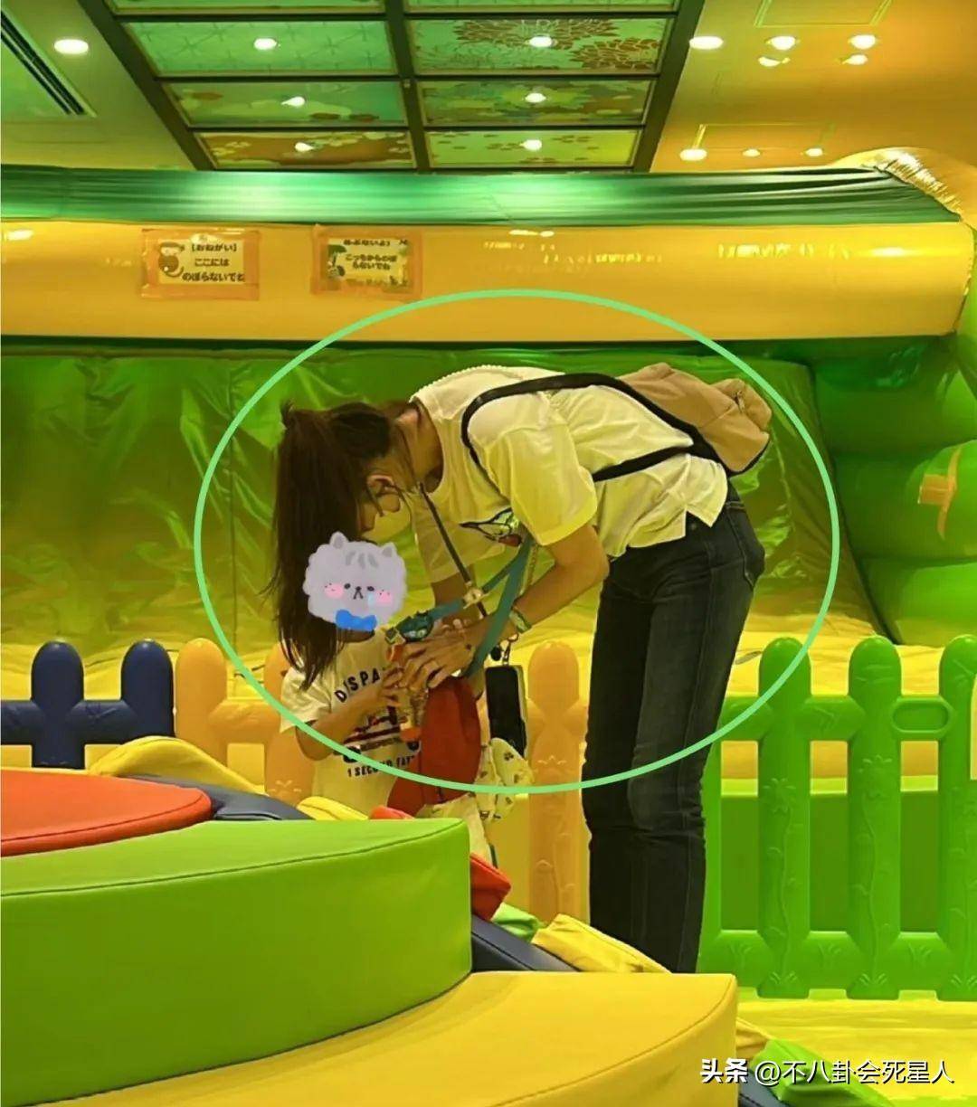 50岁林志玲带儿子外出,身材苗条像30岁,脸却暴露真实年龄