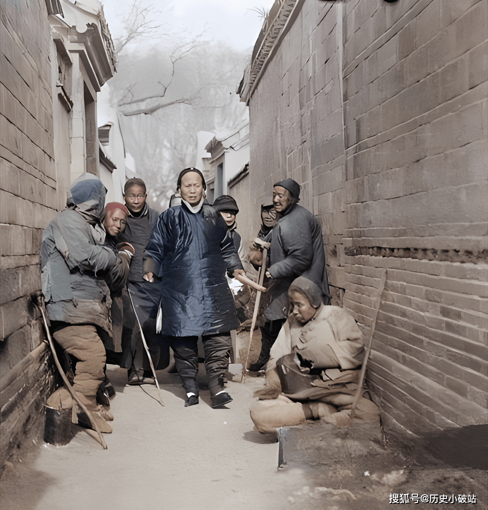 清末彩色老照片:八品县丞;烟台的小吃摊;偷猫并残忍杀害的犯人