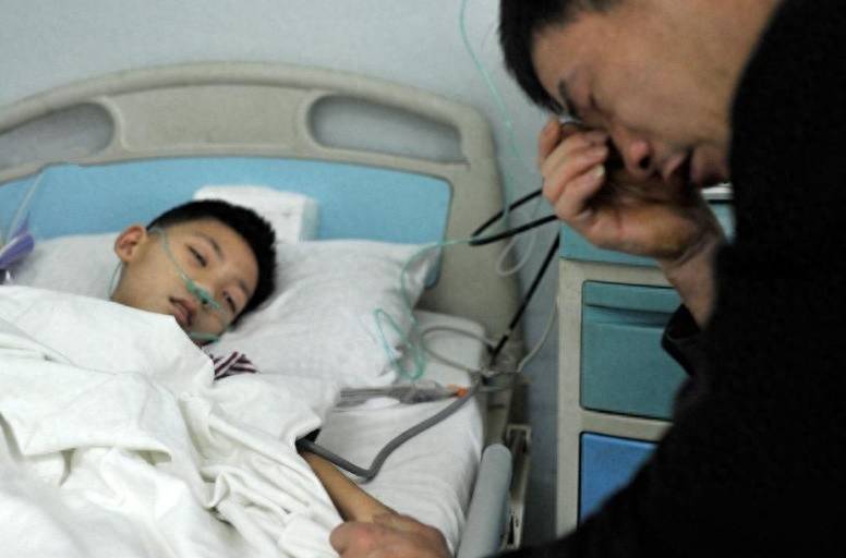 2012年,12岁脑癌少年离世前一天的心愿,父亲含泪捐献遗体
