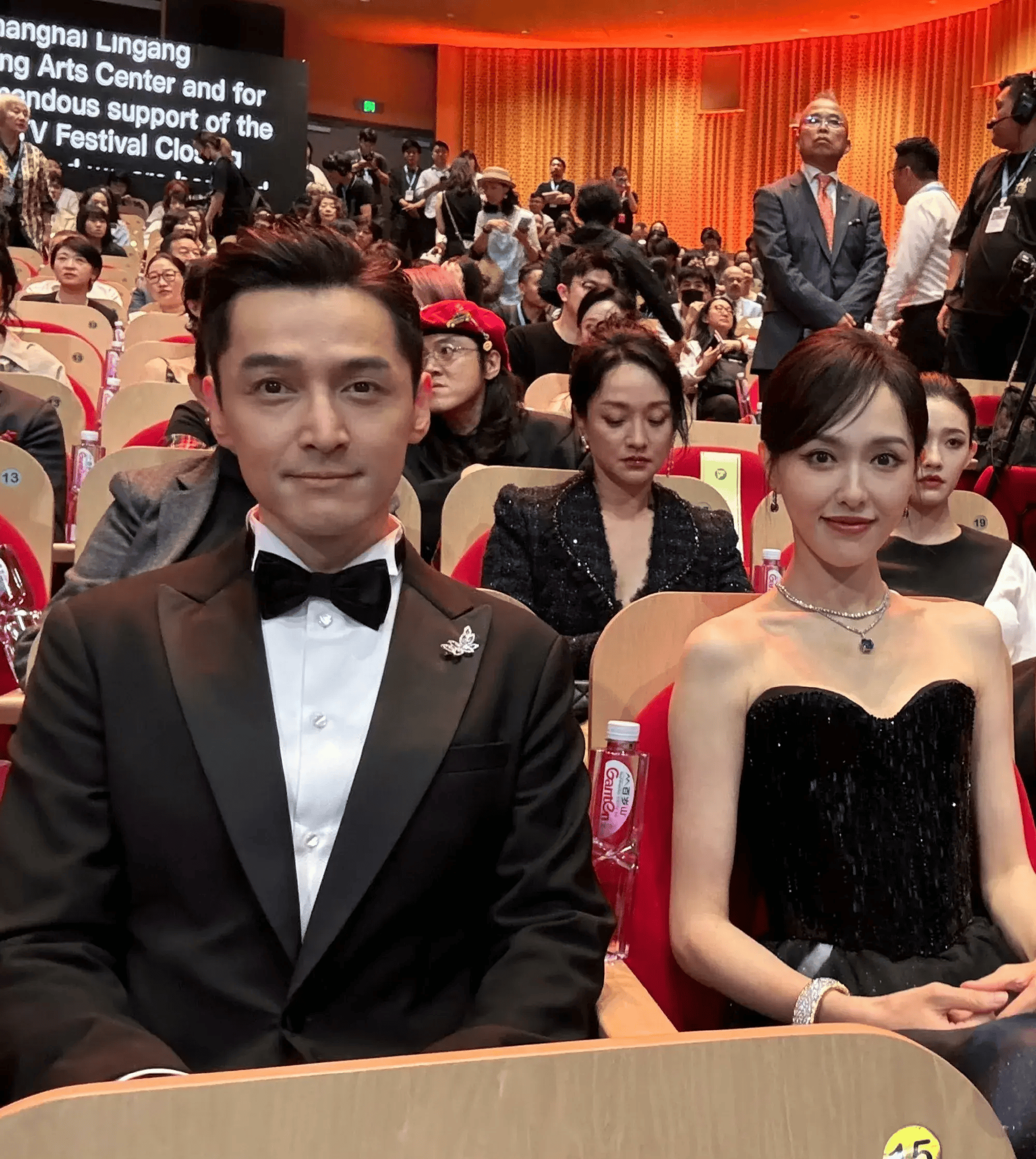 白玉兰奖这一夜,周迅戴眼镜领奖,姜妍很美很会说,唐嫣胡歌击掌