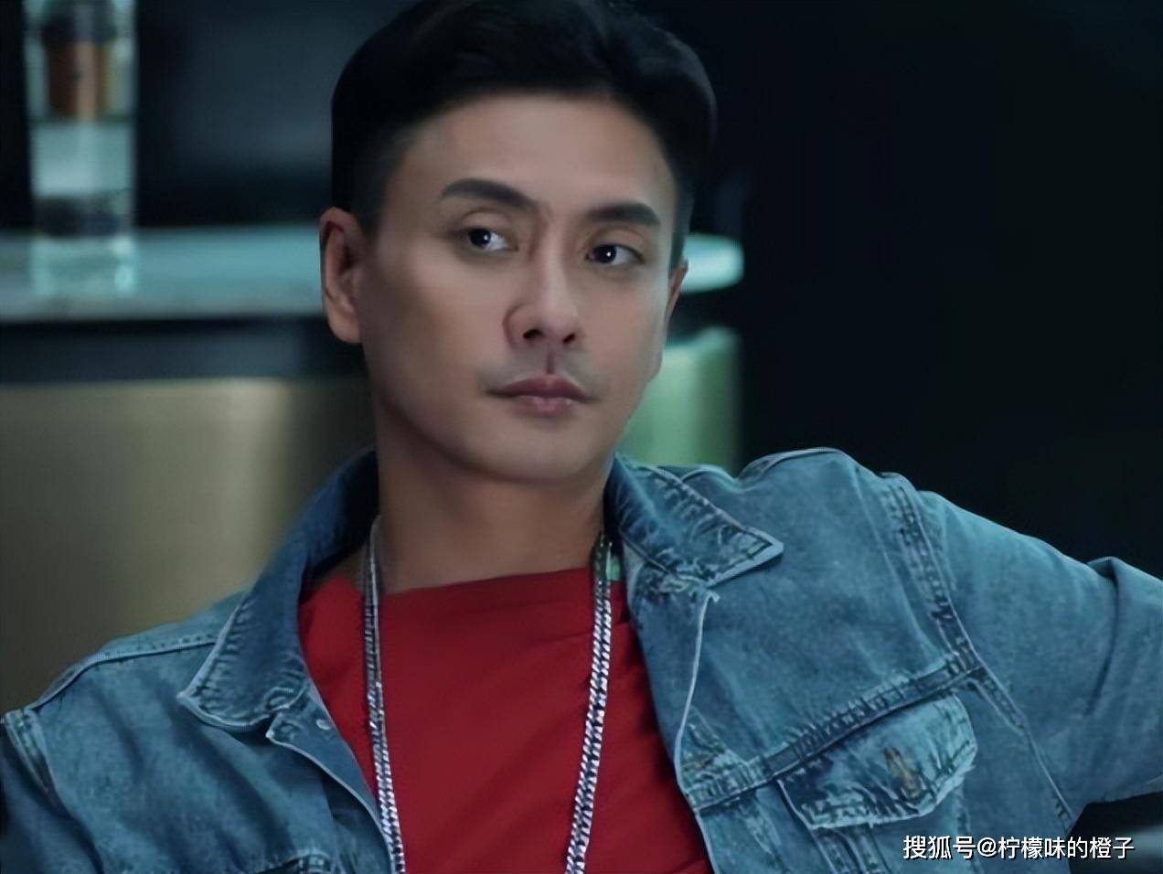 43岁黄宗泽穿大裤衩吃路边摊,身家过亿扎小辫放荡不羁!痞气十足