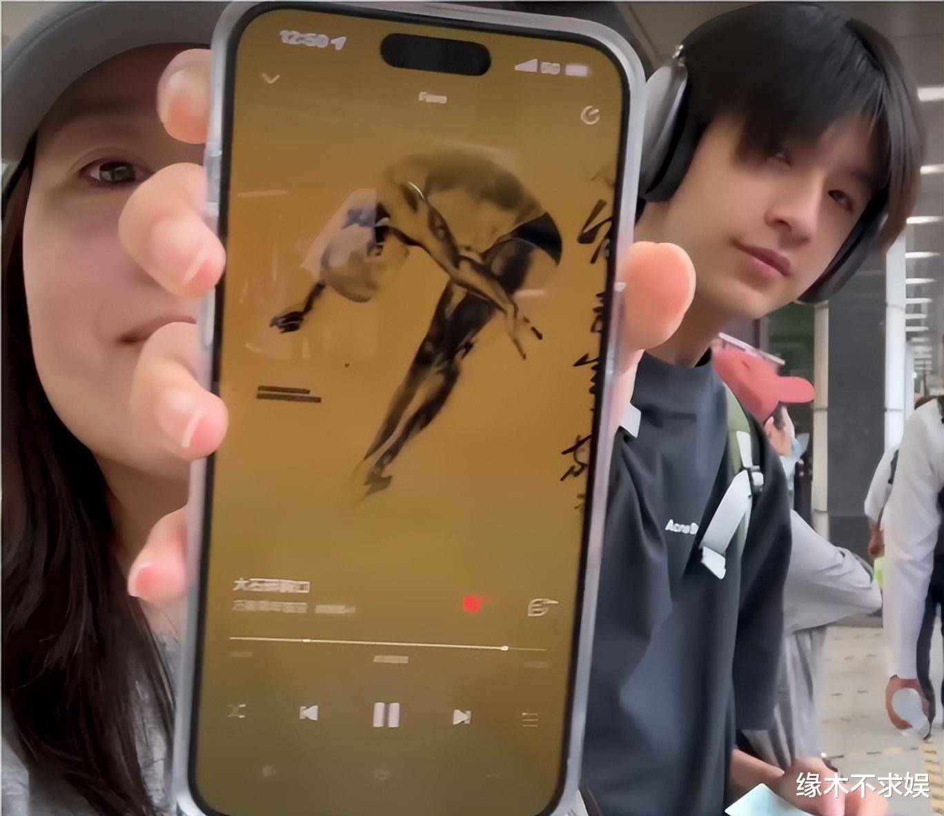 董洁顶顶被偶遇,15岁顶顶帅得令人震撼,44岁董洁生图暴露年龄!