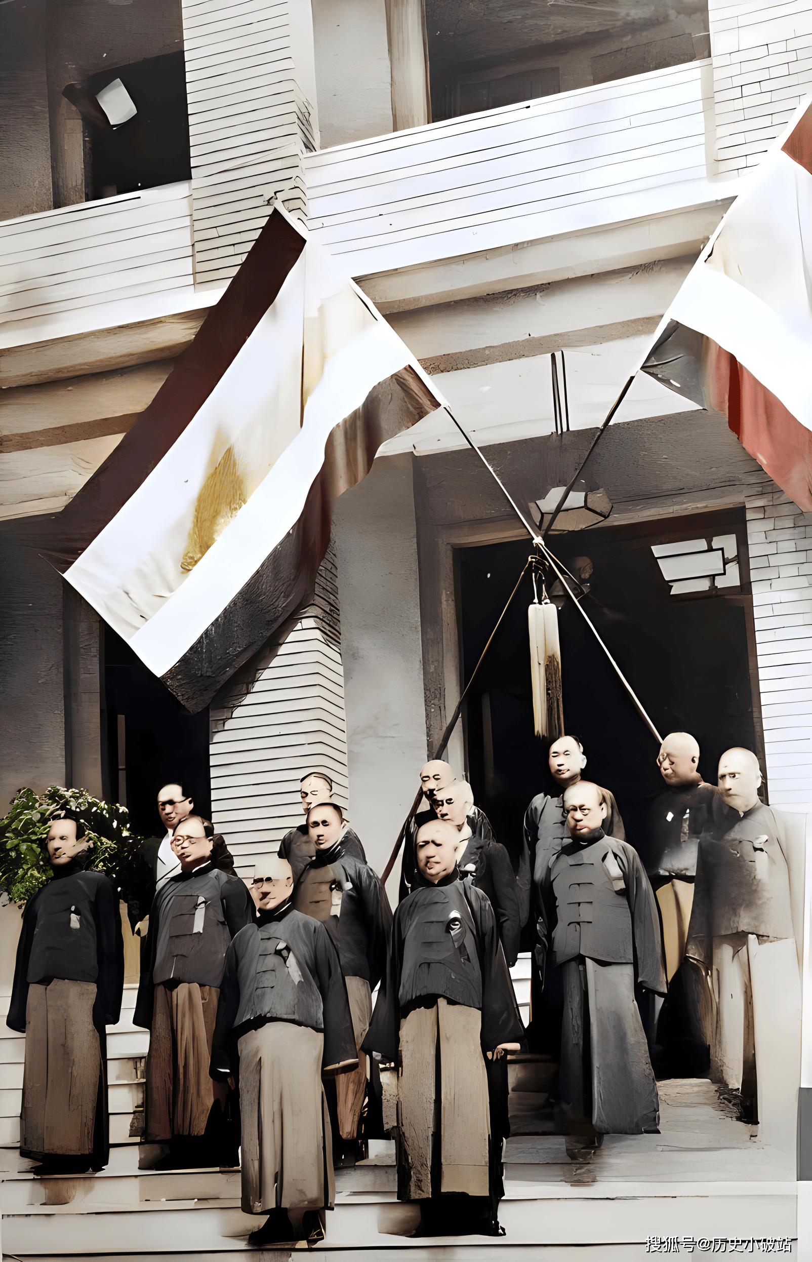 民国上色老照片:哈尔滨嫖客窥视挑选暗娼;胸戴红花士绅出资赈灾