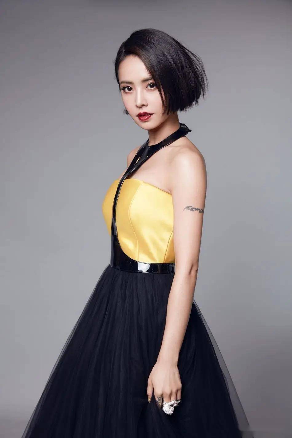 蔡依林写真照曝光,这谁顶得住她的性感身材和美丽容颜!