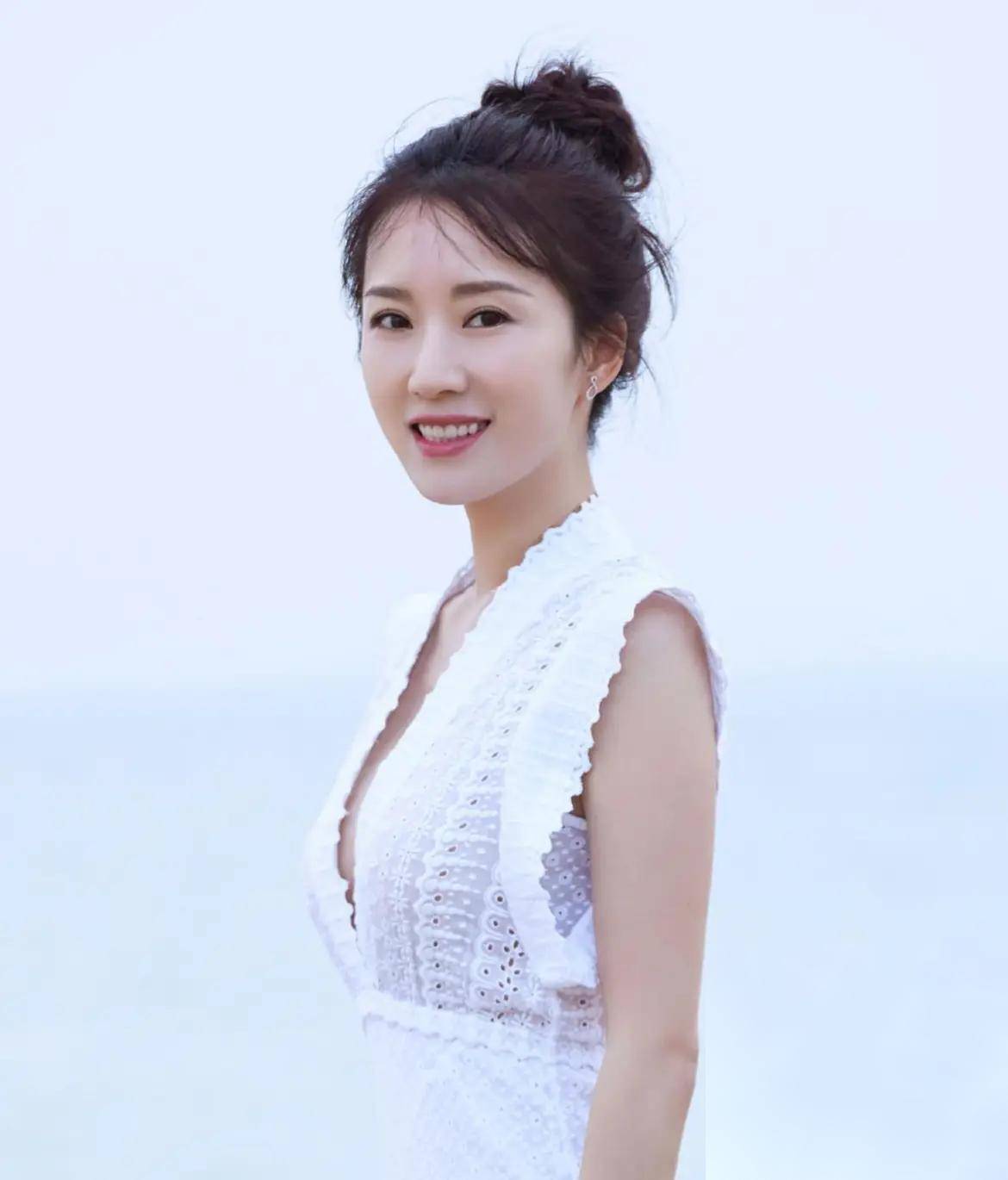 这谁顶得住!李念丰满身材尽显迷人韵味,写真中的女神魅力无法抵挡!