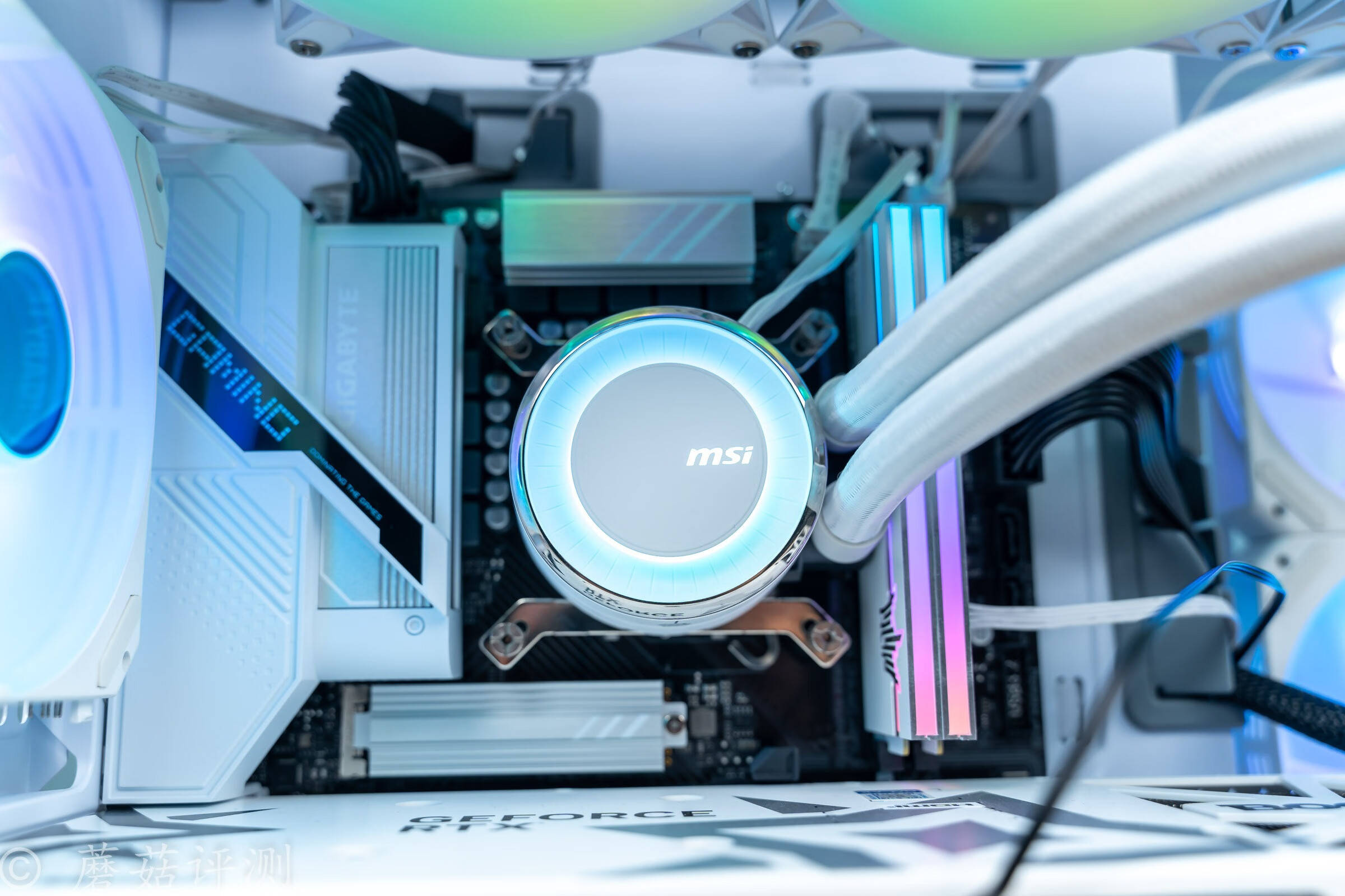 红色魔鹰不好看,那就选择白魔鹰主板吧,技嘉b760m wifi 白魔鹰主板