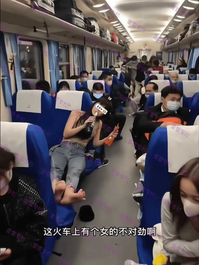 原创            女子躺在男子的座位上喝酒，嫌弃男子不懂浪漫，男子：别占我座位-女生躺在男生怀里的情侣头像