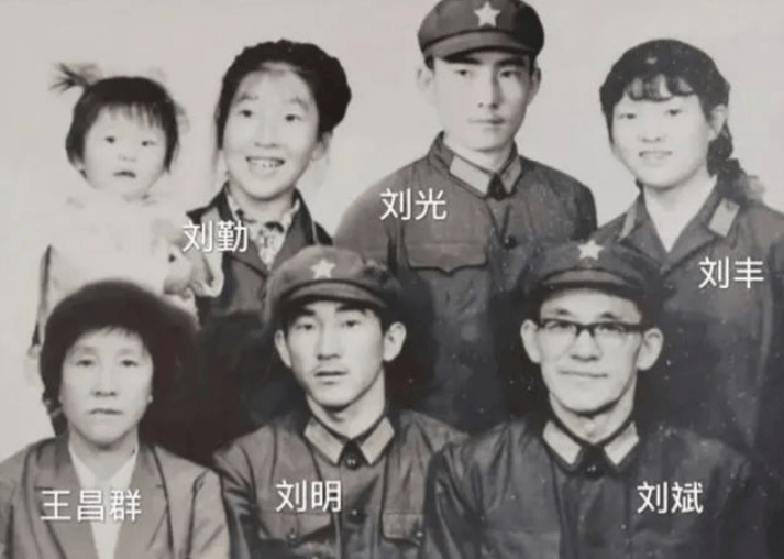 他是对越反击战军分区司令员,一家六口上战场,两个儿子战死沙场_刘斌