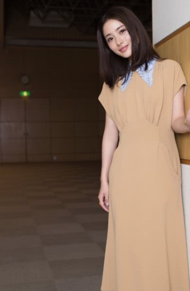 石原里美这样的高颜值,穿错了裙子也一秒成为大妈,真的好尴尬!