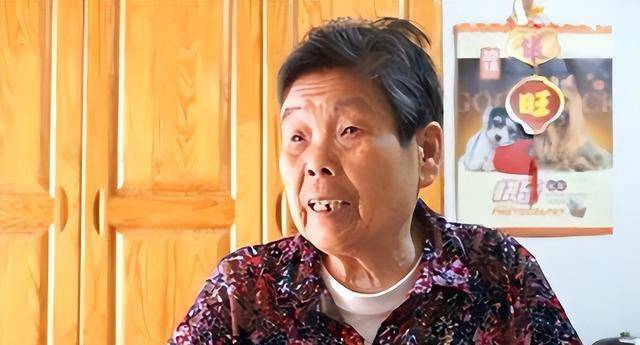 2000年上海阿婆收养黑人弃婴,被子女挥霍200万后,黑人不离不弃