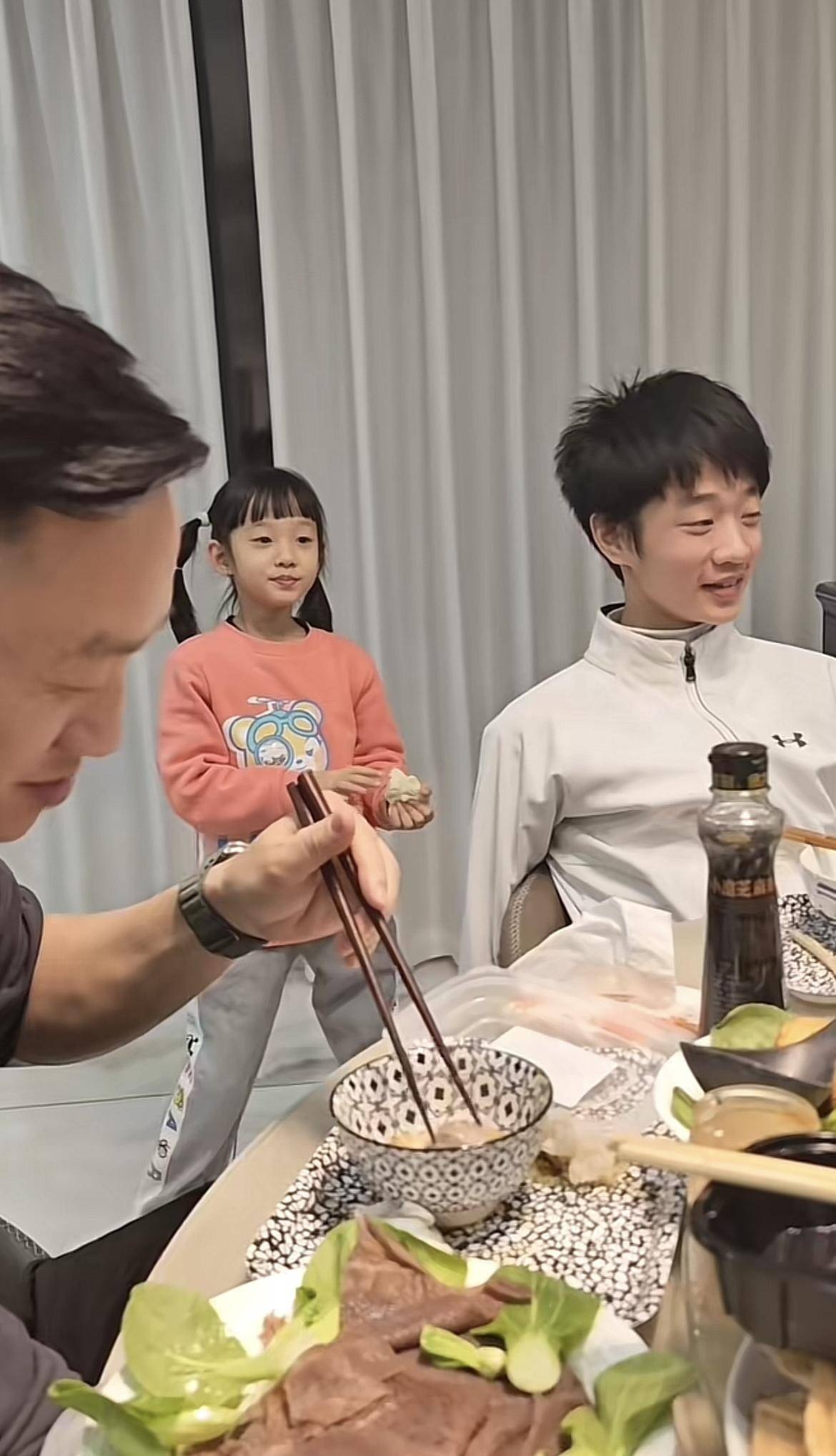 3个孩子都是学渣,本人冠军,母亲中传硕士很受挫_作业_冉莹颖_杨阳洋