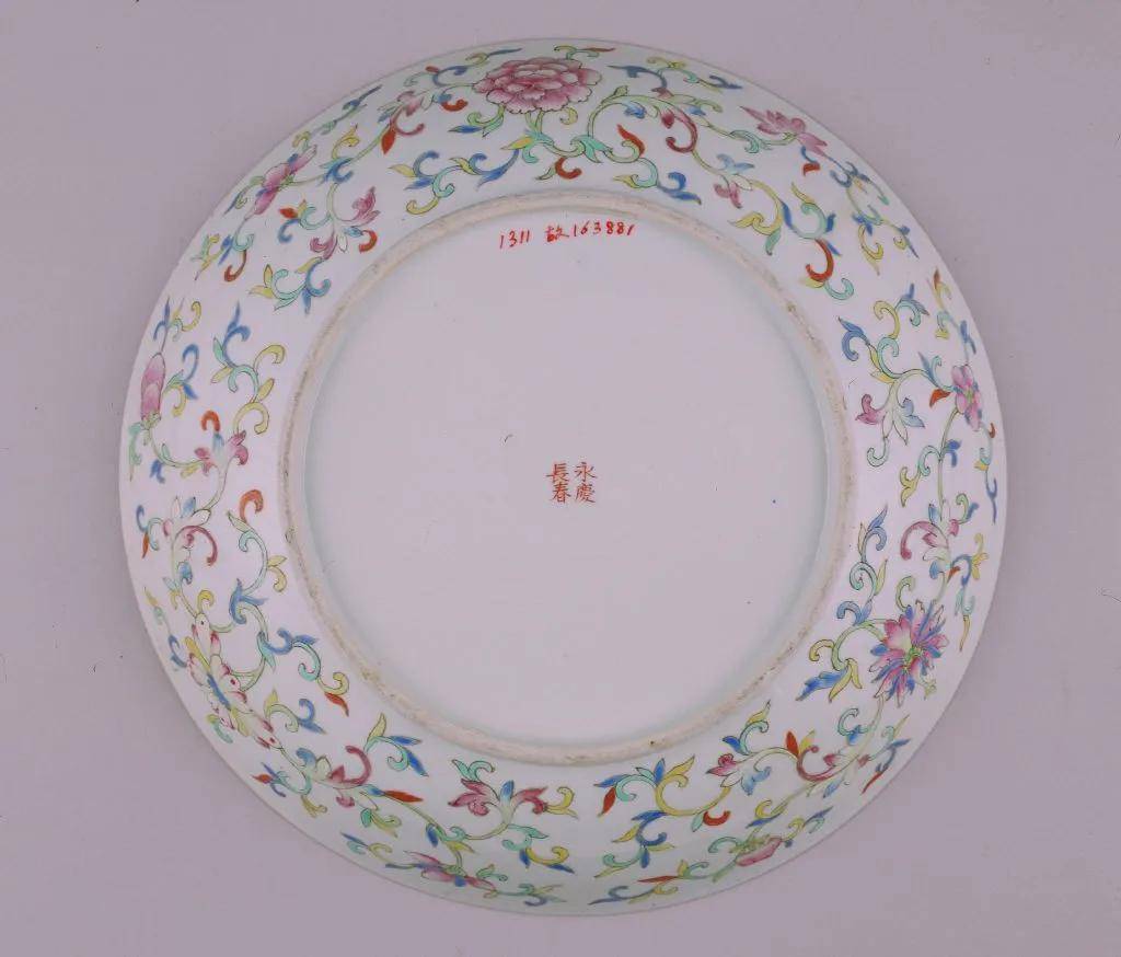 粉彩鹭莲盘 故宫博物院藏黄地墨彩花蝶纹盖碗 故宫博物院藏在大雅斋