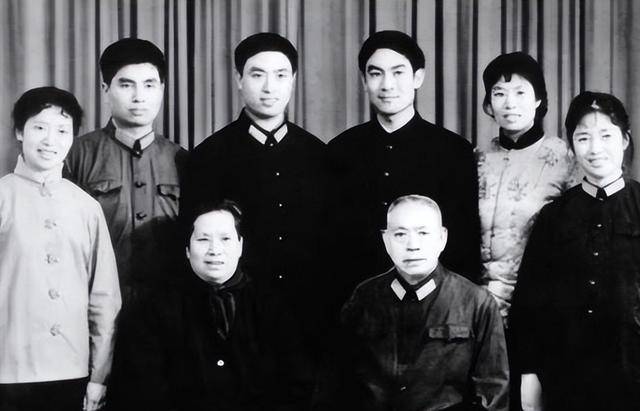 他是开国中将的儿子,02年成为海军中将,仅隔一年就遭降职