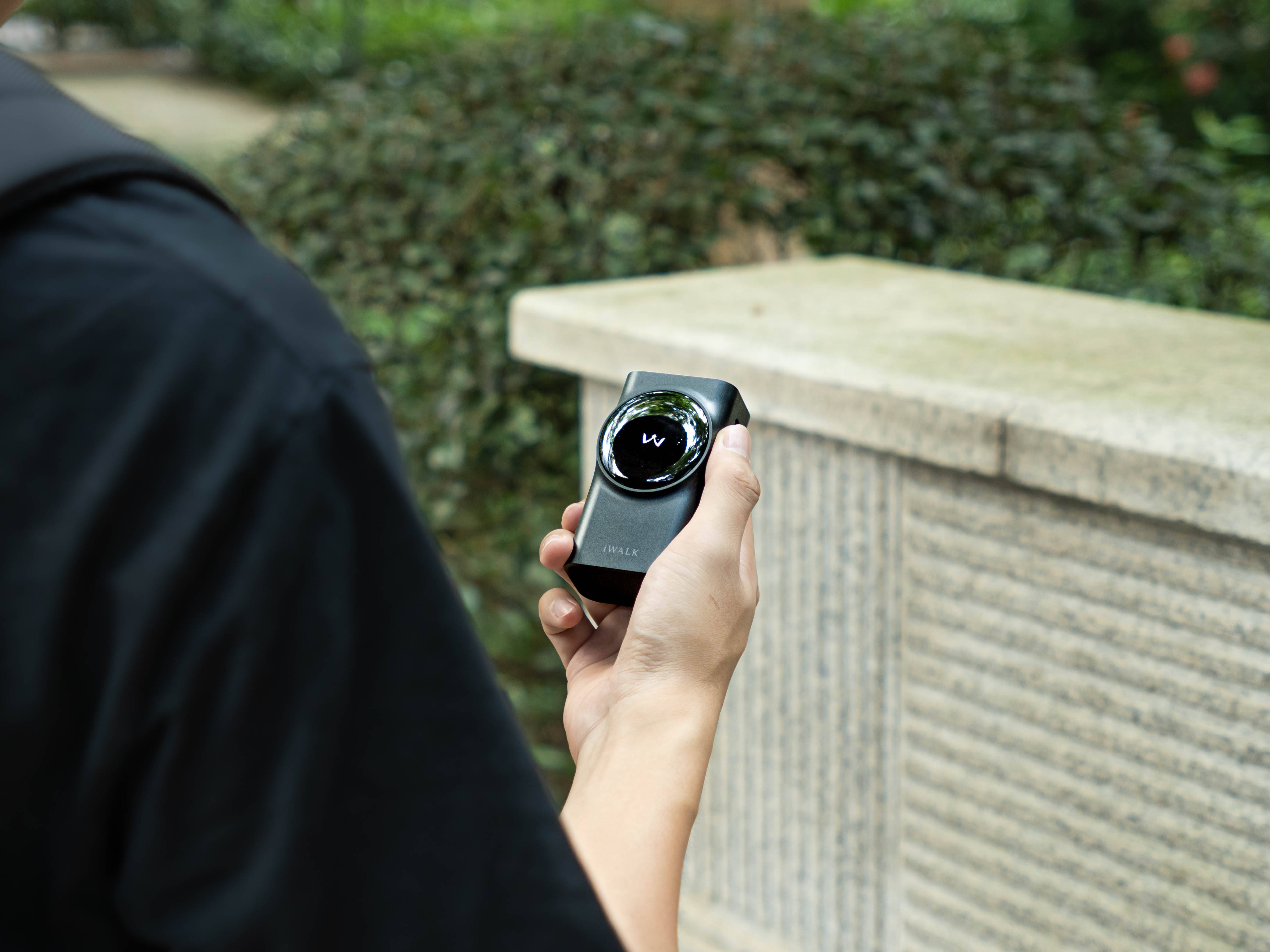 伸缩自如自带线，为背包腾出更多空间，iWALK 拉拉宝